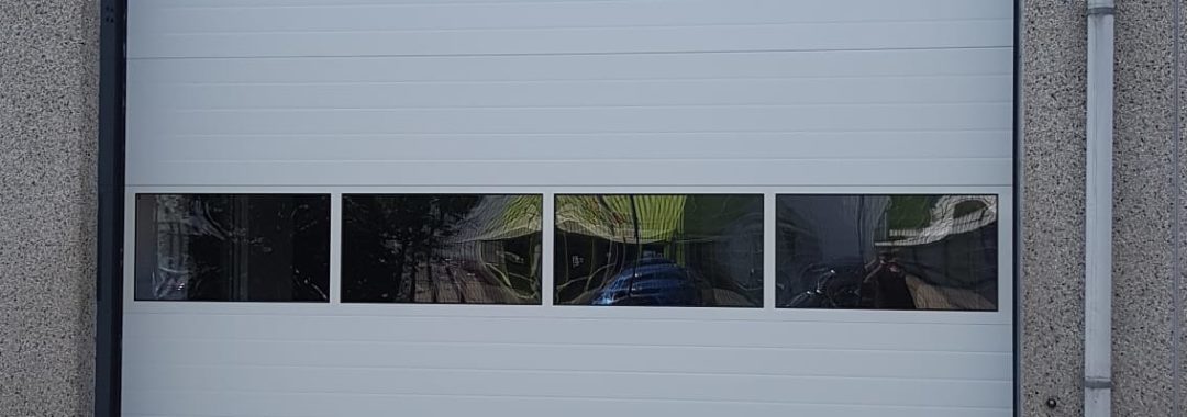 Nieuwe overheaddeur met 230V frequentie gestuurde aandrijving.