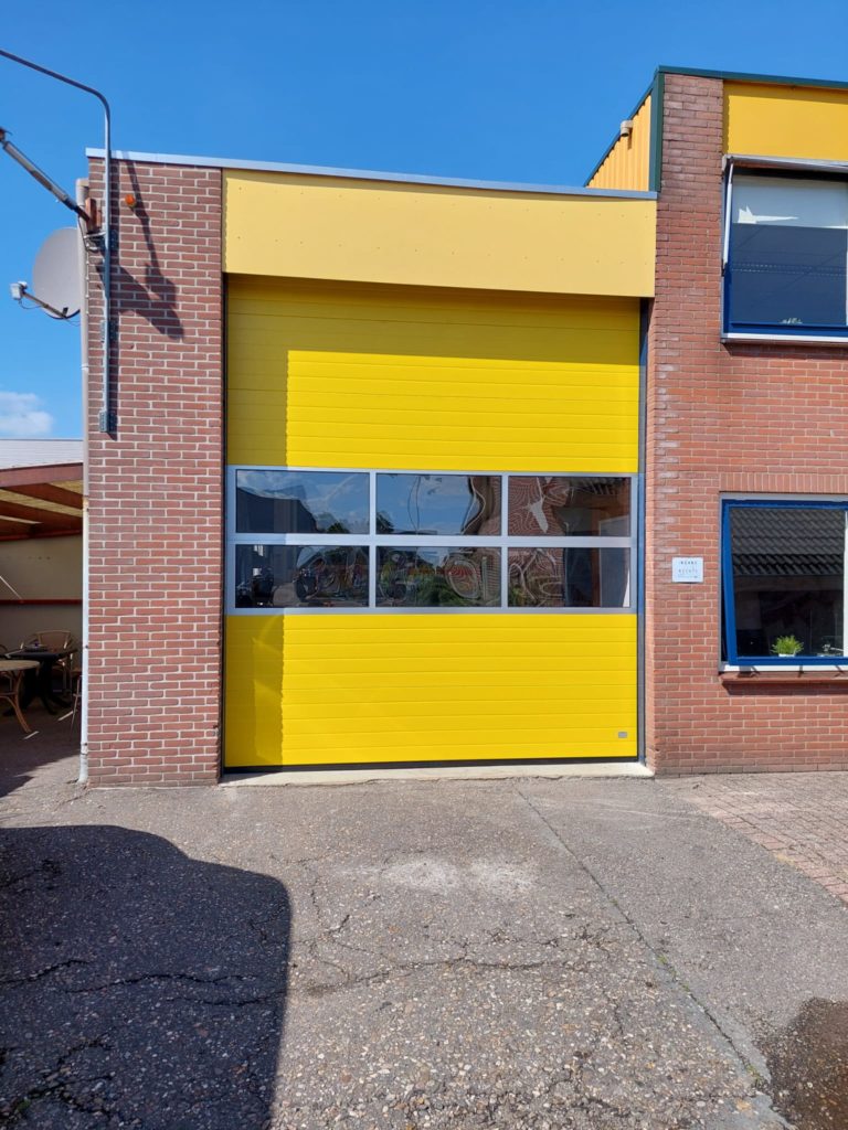Montage van 7 stuks bedrijfsdeuren
