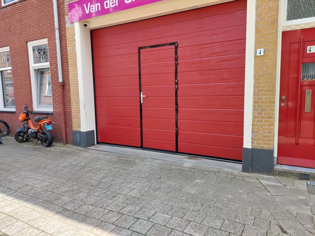Nieuwe overheaddeur met loopdeur gemonteerd door Ton Smit Deuren