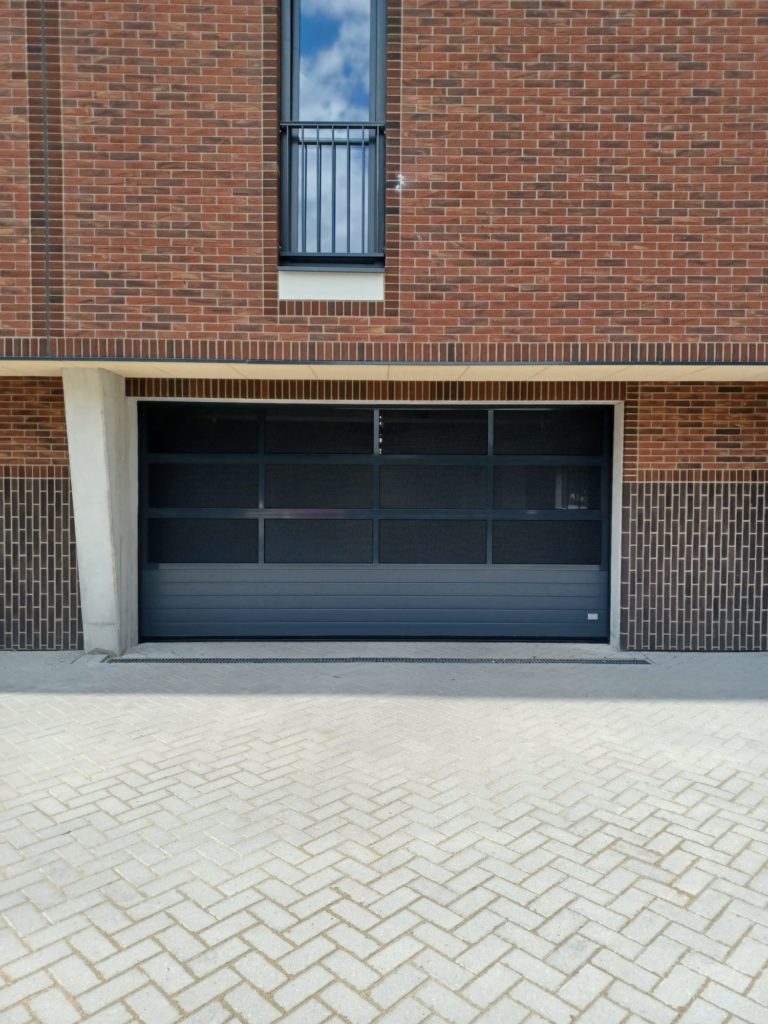 Strekmetaal appartementen complex gemonteerd door Ton Smit deuren