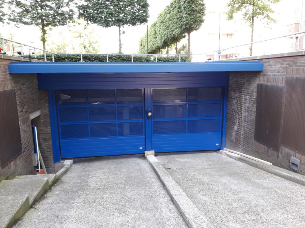 Twee toegangsdeuren voor een parkeergarage gemonteerd door Ton Smit Deuren